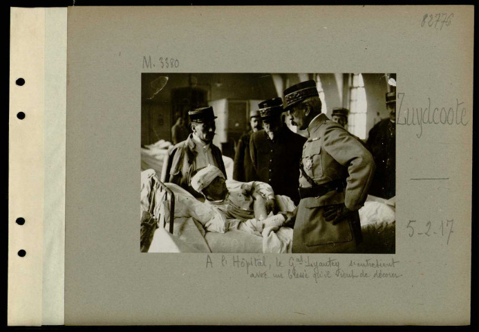Zuydcoote. A l'hôpital, le général Lyautey s'entretient avec un blessé qu'il vient de décorer