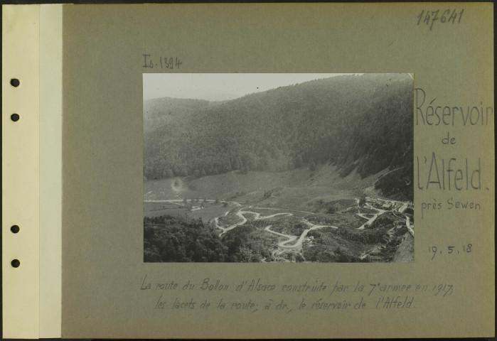 Réservoir de l'Alfeld (Près Sewen). La route du Ballon d'Alsace construite par la 7e armée en 1917 ; les lacets de la route ; à droite, le réservoir de l'Alfeld