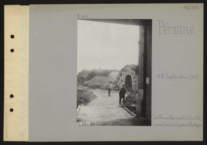 Péronne. Les vieux remparts et (au premier plan) le pont-levis de la porte de Bretagne