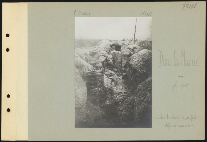 Dans la Marne. Tranchée bombardée et, au fond, défenses accessoires