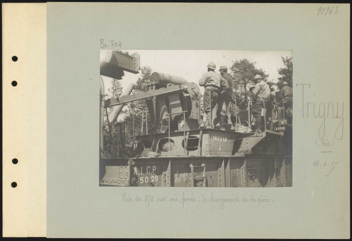 Trigny (près). Pièce de 370 sur voie ferrée. Le chargement de la pièce