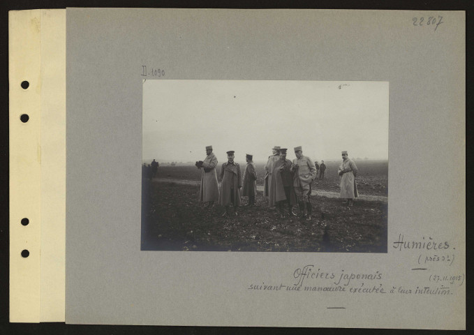 Humières (près d'). Officiers japonais suivant une manœuvre exécutée à leur intention