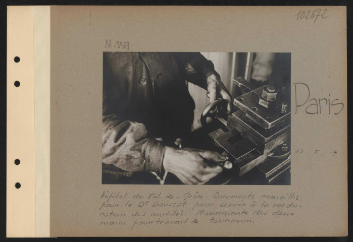 Paris. Hôpital du Val de Grâce. Documents recueillis pour le docteur Daussat, pour servir à la rééducation des mutilés. Mouvements des deux mains pour travail de tourneur