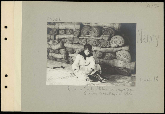 Nancy. Route de Toul. Atelier de camouflage. Ouvrière travaillant au filet