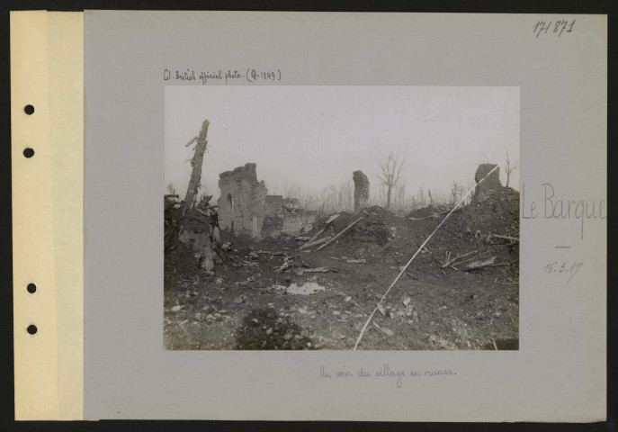 La Barque. Un coin du village en ruines