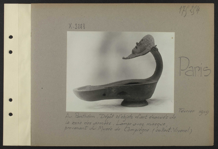 Paris. Au Panthéon. Dépôt d'objets d'art évacués de la zone des armées. Lampe avec masque, provenant du musée de Compiègne (collection Vivenel)