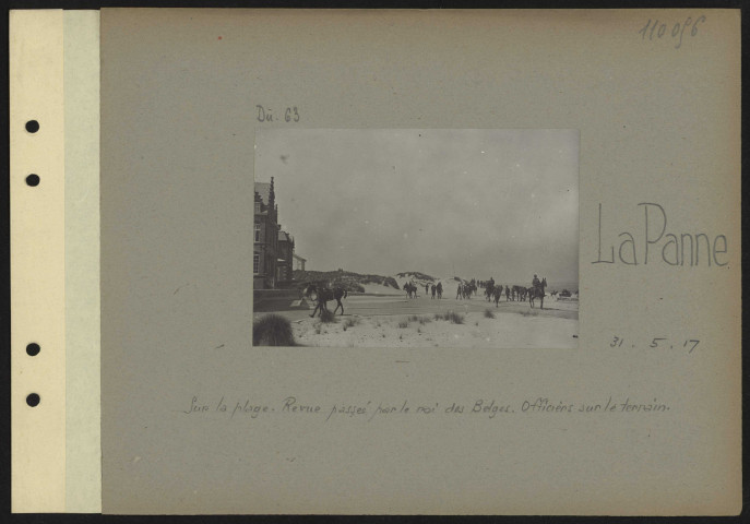La Panne. Sur la plage. Revue passée par le roi des Belges. Officiers sur le terrain