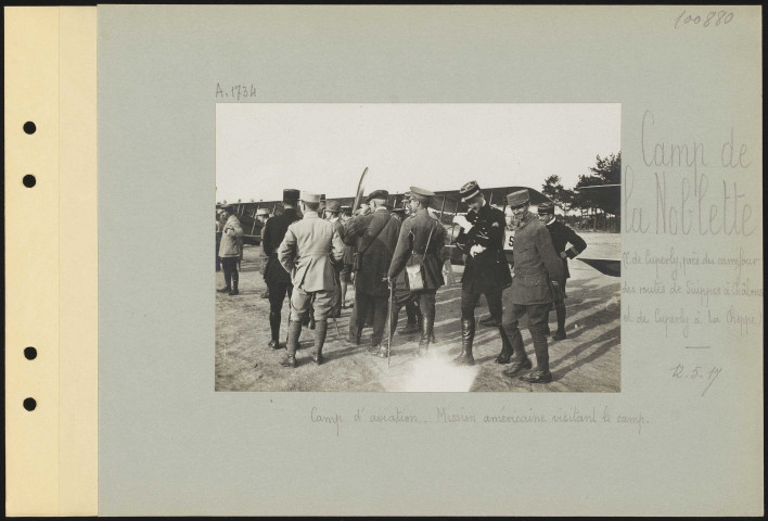 Camp de la Noblette (est de Cuperly, près du carrefour des routes de Suippes à Châlons et de Cuperly à La Cheppe). Camp d'aviation. Mission américaine visitant le camp