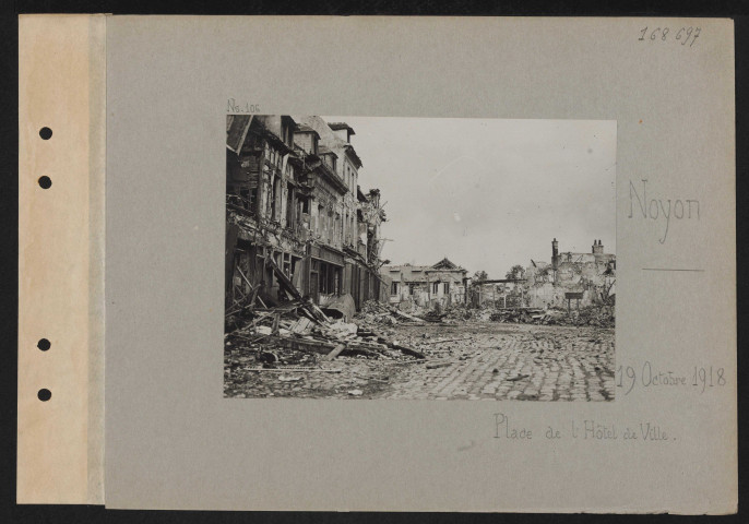 Noyon. Place de l'hôtel de ville