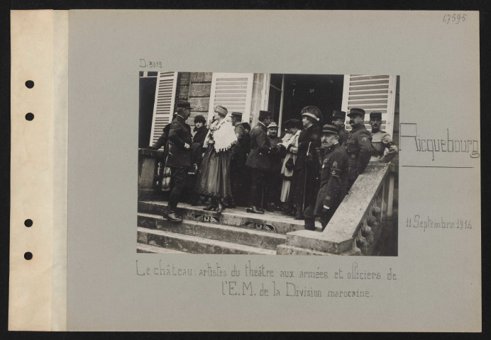 Ricquebourg. Le château : artistes du théâtre aux armées et officiers de l'EM de la division marocaine