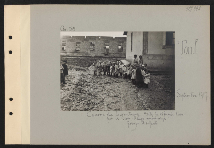 Toul. Caserne du Luxembourg. Asile de réfugiés tenu par la Croix-Rouge américaine. Groupe d'enfants