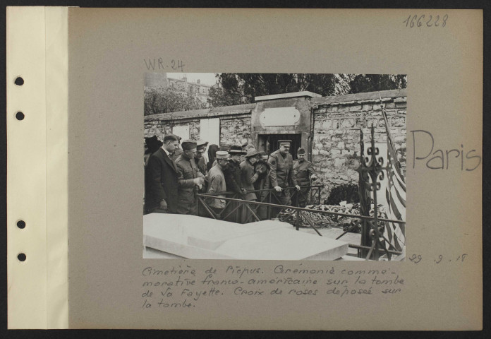Paris. Cimetière de Picpus. Cérémonie commémorative franco-américaine sur la tombe de Lafayette. Croix de roses déposée sur la tombe