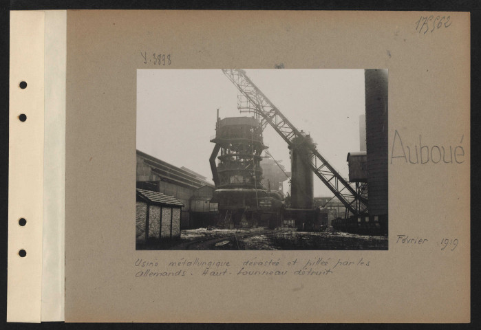 Auboué. Usine métallurgique dévastée et pillée par les Allemands. Haut-fourneau détruit