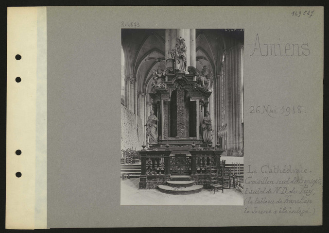 Amiens. La cathédrale : croisillon sud du transept ; l'autel de Notre-Dame du Puy, (le tableau de Francken le Jeune a été enlevé)