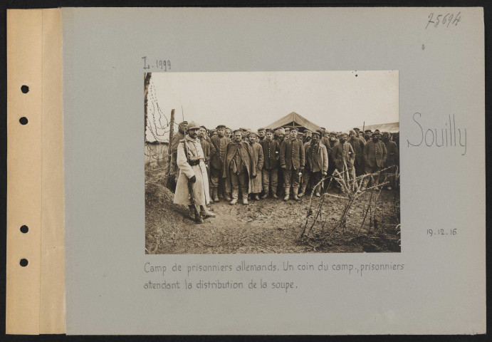 Souilly. Camp de prisonniers allemands. Un coin du camp, prisonniers attendant la distribution de la soupe