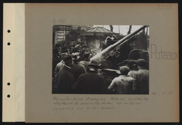 Puteaux. Manufacture d'armes. Mission suédoise visitant la manufacture. La mission examine un auto-canon
