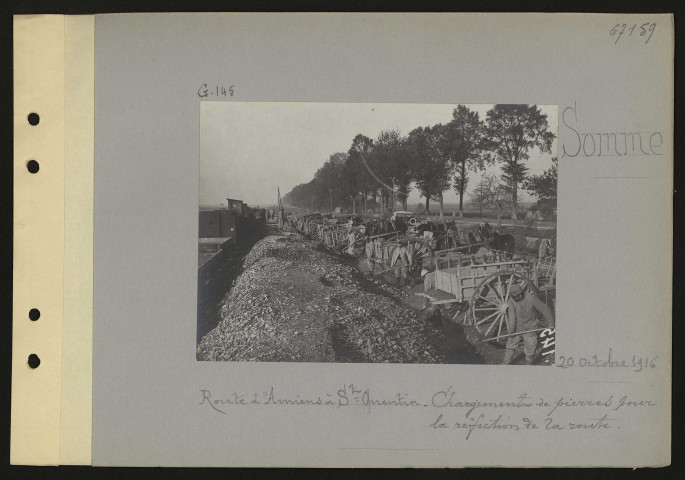 Somme. Route d'Amiens à Saint-Quentin. Chargement de pierres pour la réfection de la route
