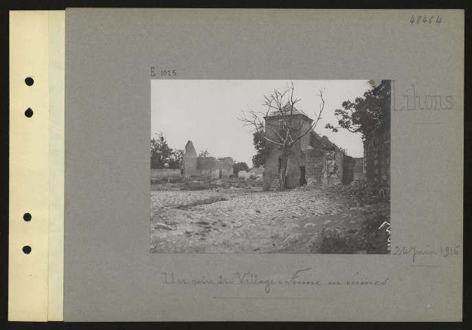 Lihons. Un coin du village : ferme en ruines