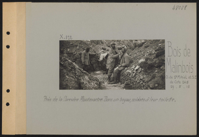 Bois de Malinbois (ouest de Saint-Mihiel et sud-est de Cote 245). Près de la carrière Montmartre. Dans un boyau, soldats à leur toilette