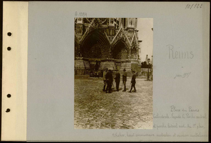 Reims. Place du Parvis. Cathédrale. Façade ouest. Porche central et porche latéral sud. Au premier plan, monsieur Fisher, haut commissaire australien et mission australienne