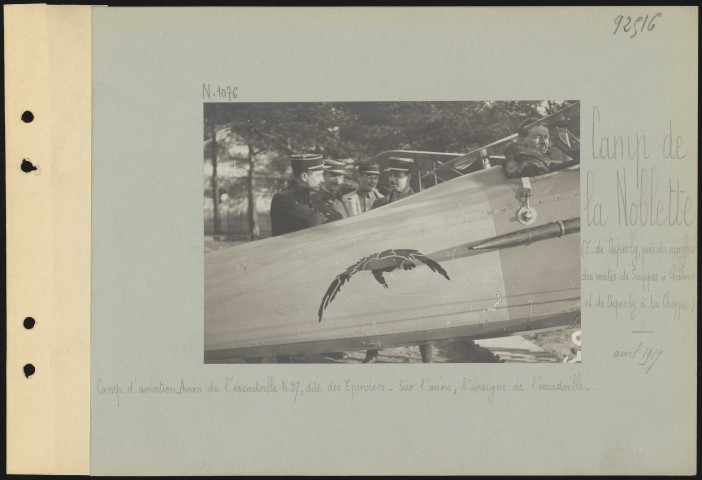 Camp de la Noblette (est de Cuperly, près du carrefour des routes de Suippes à Châlons et de Cuperly à La Cheppe). Camp d'aviation. Avion de l'escadrille N 37, dite Éperviers. Sur l'avion, l'insigne de l'escadrille