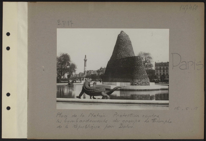 Paris. Place de la Nation. Le triomphe de la République, par Dalou. Travaux de protection contre les bombardements