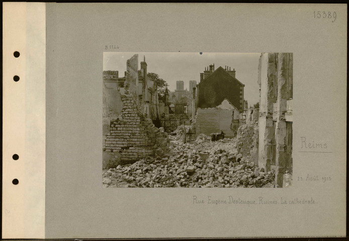 Reims. Rue Eugène Desteuque. Ruines. La cathédrale
