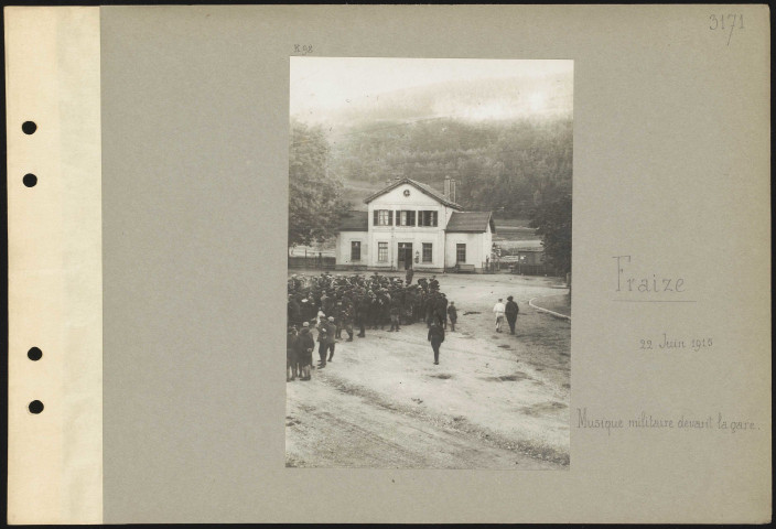 Fraize. Musique militaire devant la gare