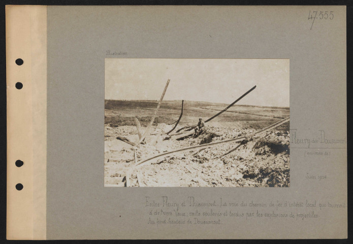 Fleury-devant-Douaumont (environs de). Entre Fleury et Thiaumont. La voie du chemin de fer d'intérêt local qui tournait à droite vers Vaux ; rails soulevés et tordus par les explosions de projectiles. Au fond, hauteur de Douaumont