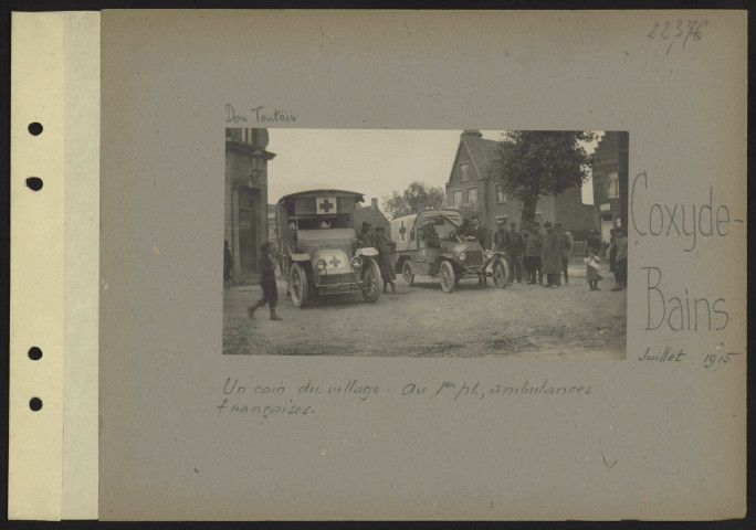 Coxyde-Bains. Un coin du village. Au premier plan, ambulances françaises