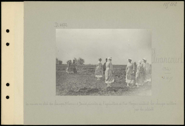 Blérancourt (près). La remise en état des champs. Monsieur Fernand David, ministre de l'Agriculture et miss Morgan visitent les champs cultivés par les soldats