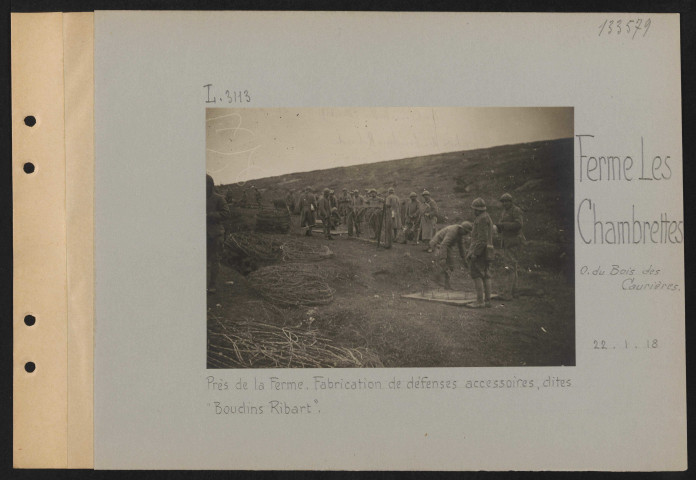 Ferme Les Chambrettes (ouest du Bois des Caurières). Près de la ferme. Fabrication de défenses accessoires dites "Boudins Ribart"