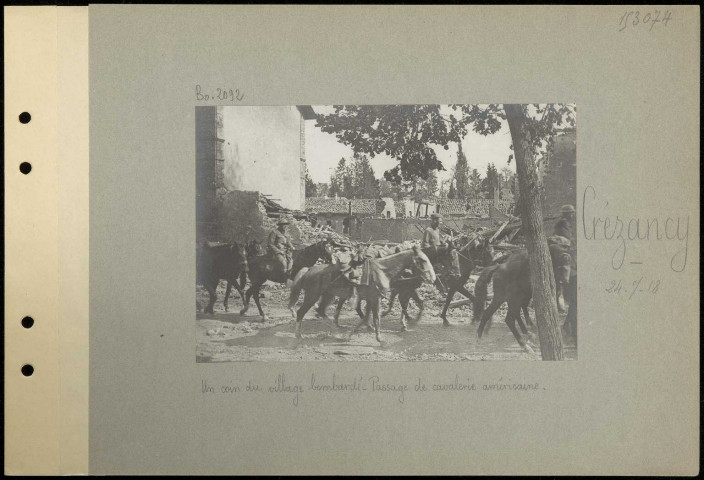 Crézancy. Un coin du village bombardé. Passage de cavalerie américaine