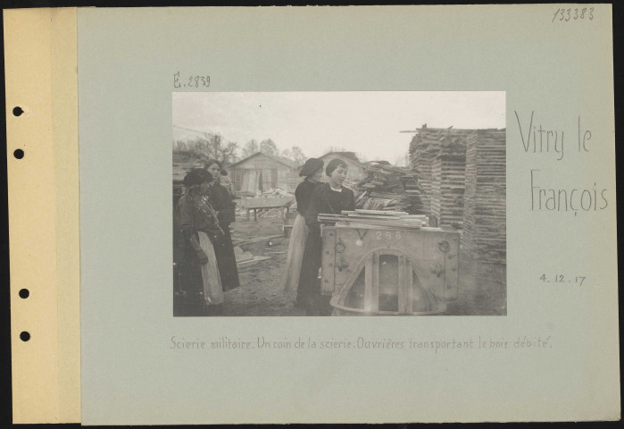 Vitry-le-François. Scierie militaire. Un coin de la scierie. Ouvrières transportant le bois débité