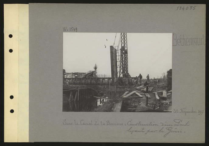 Béthencourt. Sur le canal de la Somme : construction d'un pont levant par le génie