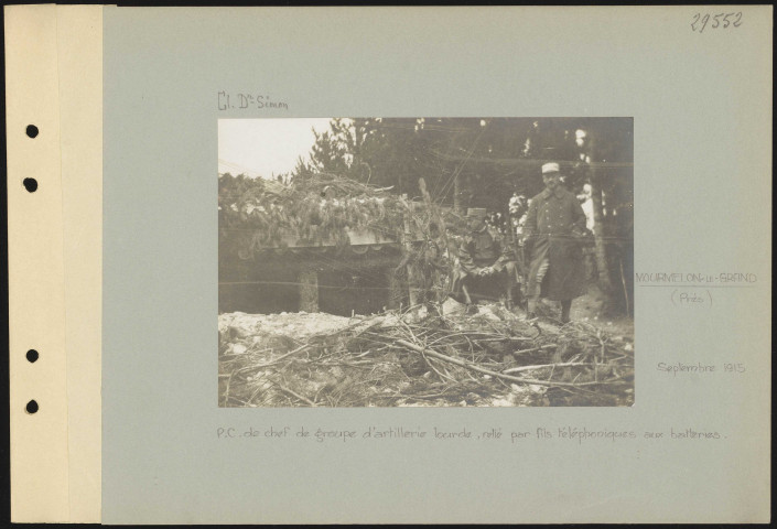 Mourmelon-le-Grand (près). Poste de commandement de chef de groupe d'artillerie lourde, relié par fils téléphoniques aux batteries