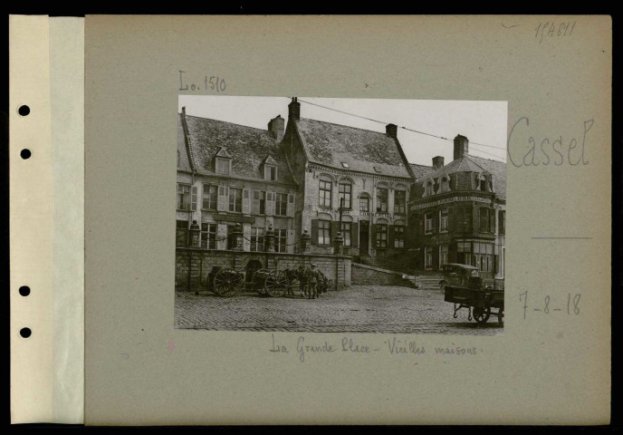 Cassel. La grande place. Vieilles maisons