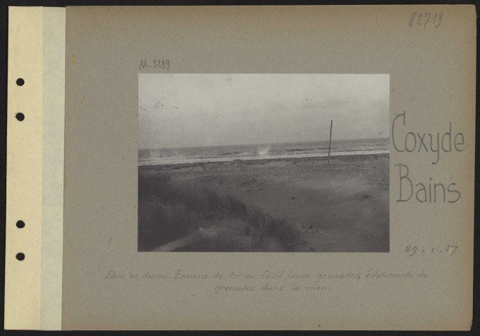 Coxyde-Bains. Dans les dunes. Exercice de tir au fusil lance-grenades ; éclatements de grenades dans la mer