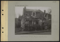 Arras (près). Maison bombardée. Au premier plan, villageois et soldats britanniques