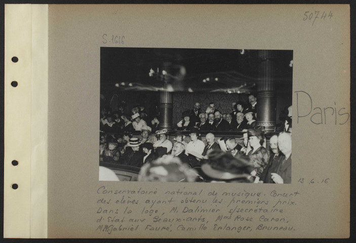 Paris. Conservatoire national de musique. Concert des élèves ayant obtenu les premiers prix. Dans la loge, monsieur Dalimier sous-secrétaire d'Etat aux Beaux-Arts, madame Rose Caron, messieurs Gabriel Fauré, Camille Erlanger, Bruneau