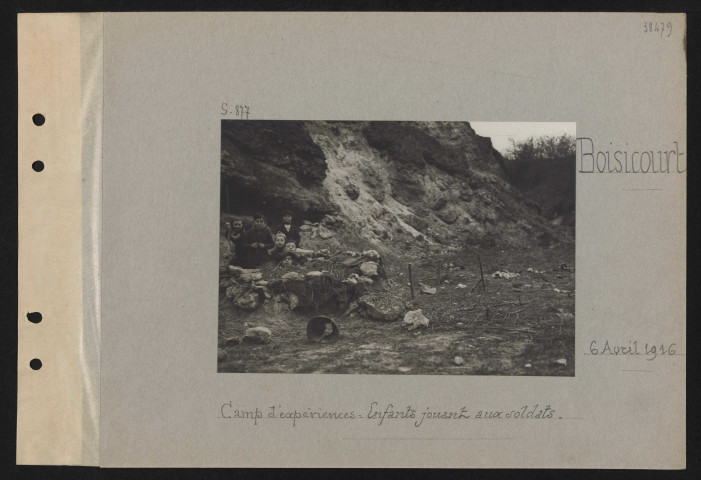 Boisicourt. Camp d'expériences : enfants jouant aux soldats