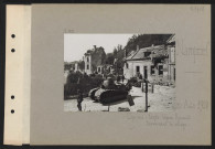 Nampcel. Une rue : tanks légers Renault traversant le village