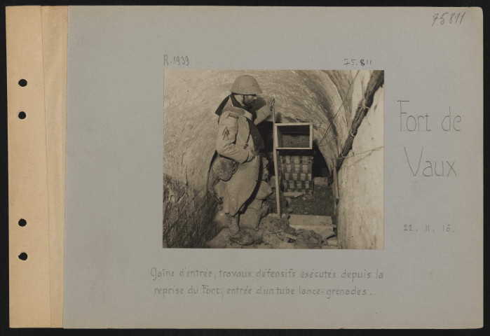 Fort de Vaux. Gaine d'entrée ; travaux défensifs exécutés depuis la reprise du fort ; entrée d'un tube lance-grenades