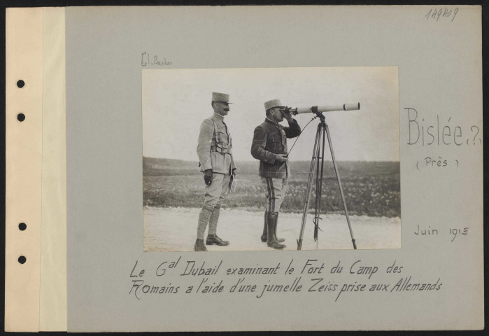Bislée (près). Le général Dubail examinant le Fort du Camp des Romains à l'aide d'une jumelle Zeiss prise aux Allemands