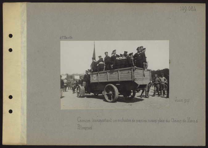 Pétrograd (Russie). Camion transportant un orchestre de marins russes place du champ de Mars