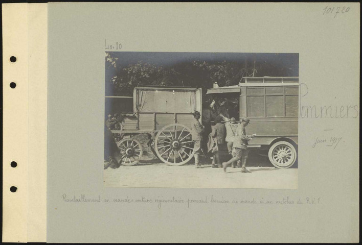 Pommiers. Ravitaillement en viande : voiture régimentaire prenant livraison de viande à un autobus de ravitaillement en viande fraîche