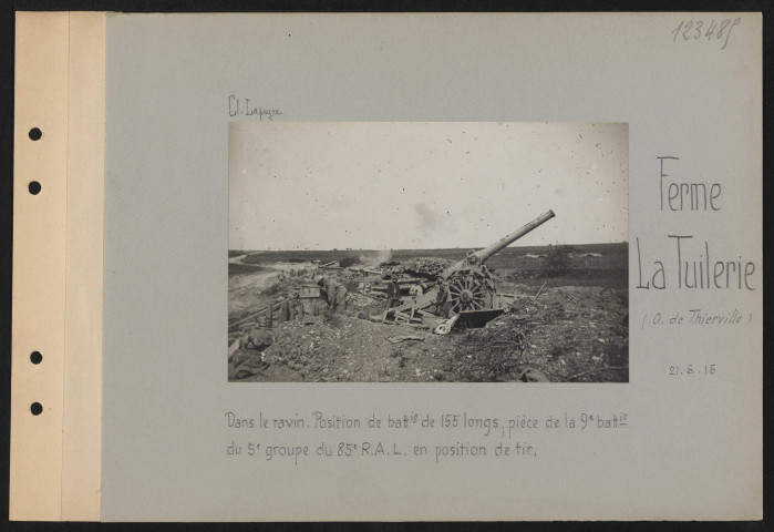 Ferme La Tuilerie (ouest de Thierville). Dans le ravin. Position de batterie de 155 longs ; pièces de la 9e batterie du 5e groupe du 85e RAL en position de tir