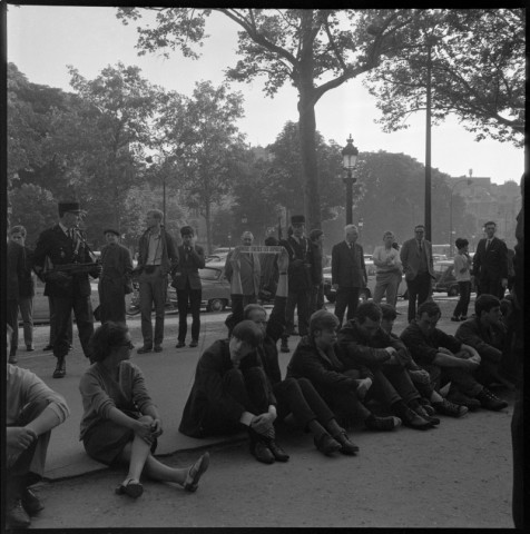 Marche antiatomique aux Champs-Elysées