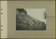 Hirnlestein (Rocher de) (Ouest de Steinbach). Près du rocher. La maison blanche. En haut, à gauche, mur crénelé. A droite, derrière la maison, boyau conduisant à la côte 425