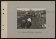 Boisicourt. Camp d'expériences : construction d'un tranchée